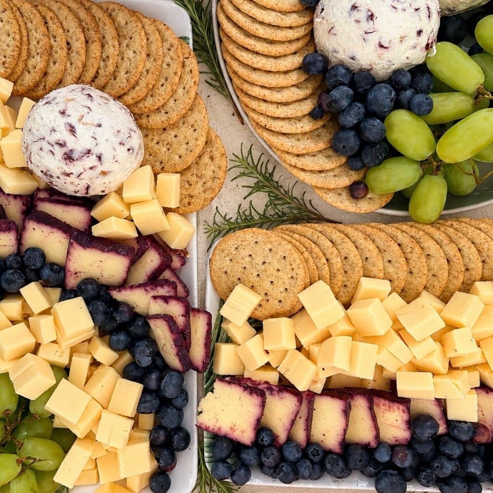 Tablas de queso con arándanos, uvas y galletas | CACIO 35